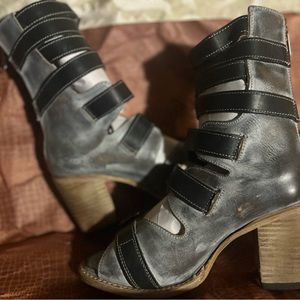 Brand new freebird sandales